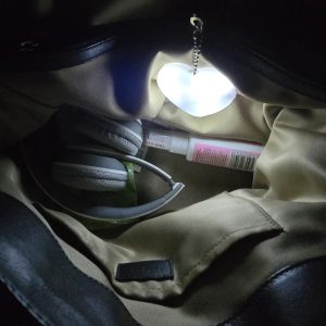 Lietimu aktyvuojamas LED pakabukas kuprinėms, rankinėms ir raktams | HEARTIGLO